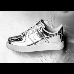 NIKE WMNS AIR FORCE 1 SP LOW - METALLIC SILVER